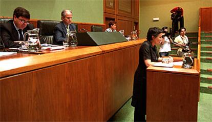 Gorka Knörr (EA), Juan María Atutxa (PNV) y Kontxi Bilbao (IU-EB), ayer en el Parlamento vasco, mientras interviene Jone Goirizelaiza (SA).