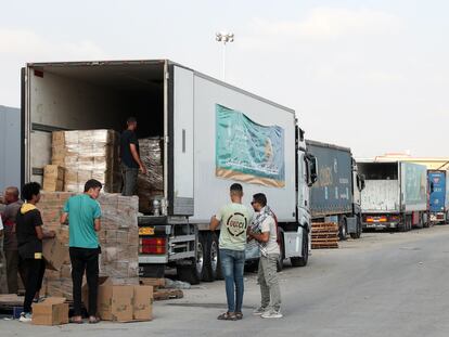 Camiones con ayuda humanitaria para Gaza, en el paso de Rafah, en la frontera egipcia con el enclave, el martes.