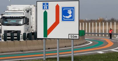 Nuevas señalizaciones en la terminal del Eurotúnel en Coquelles (Francia), instaladas ante la posibilidad de un Brexit que obligue a realizar inspecciones aduaneras.