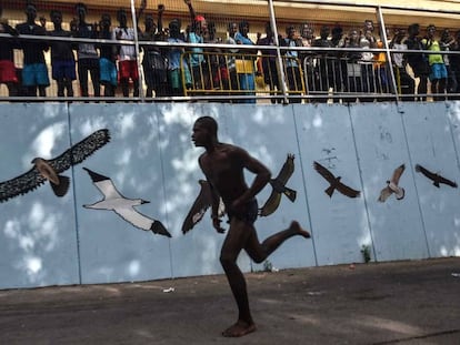 Un migrante corre junto al CETI de Ceuta tras saltar la valla fronteriza el pasado 22 de agosto.