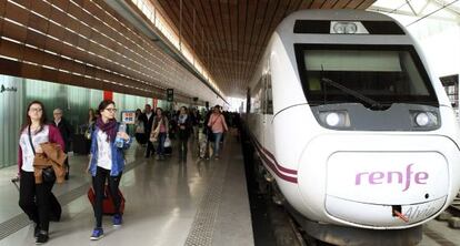Un grupo de viajeros de Alvia a su llegada a Bilbao.