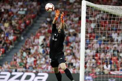 Unai Simón atrapa el balón en su debut ante el Leganés. 