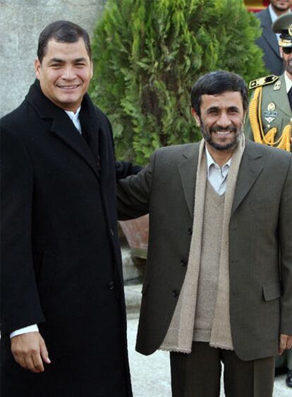 Rafael Correa (izquierda) y Mahmud Ahmadineyad, la semana pasada en Teherán.