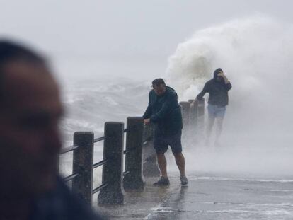 Pedestres tenta caminhar em The Batthery enquanto o Irma atinge Charleston, na Carolina do Sul.