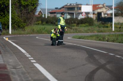 Agentes de la Guardia Civil de Tráfico investigan en el lugar del atropello, este miércoles en Suesa. 