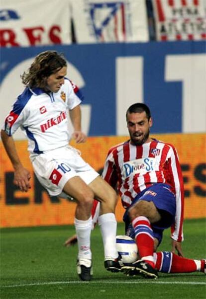 Savio pelea con Novo por un balón en el Atlético-Zaragoza.