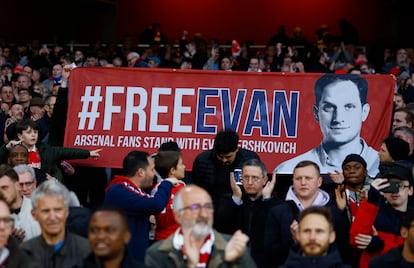 Aficionados del Arsenal despliegan un cartel en apoyo a Evan Gershkovich en un partido en el estadio Emirates de Londres, el pasado viernes.