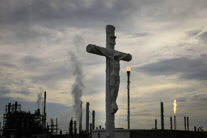 Una petroquímica vista desde un cementerio en Hahnville, Louisiana.