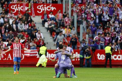 Los jugadores del Valladolid celebran su primer gol ante el Sporting en el Molinón.