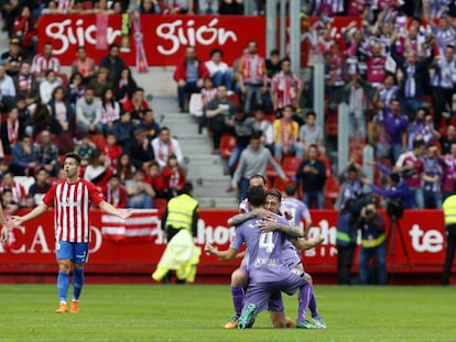 Los jugadores del Valladolid celebran su primer gol ante el Sporting en el Molinón.