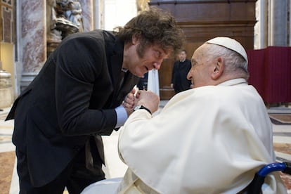 El Papa Francisco se reúne con el recién electo presidente argentino, Javier Milei, antes de una ceremonia de canonización en la Basílica de San Pedro el 11 de febrero de 2024 en El Vaticano.