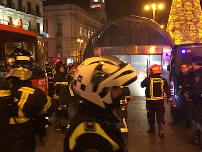 Un cami&oacute;n de bomberos, con las luces rojas, en Madrid.