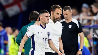 Southgate, con Foden, después de sustituirle en el partido contra Eslovenia.