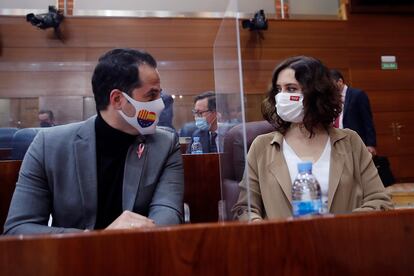 El vicepresidente madrileño, Ignacio Aguado, y la presidenta de la Comunidad de Madrid, Isabel Díaz Ayuso, en un pleno en la Asamblea.
