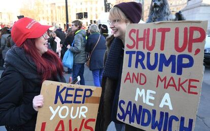 Dos personas portando carteles contra Trump en Londres