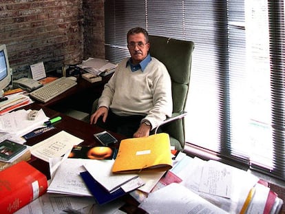 Josep Fontana, en 2002 en su despacho de la sede del Institut Jaume Vicens Vives.