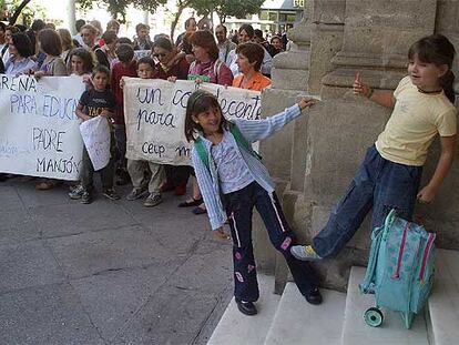 Alumnos del colegio Macarena de Sevilla protestaron ayer en la sede del Ayuntamiento.