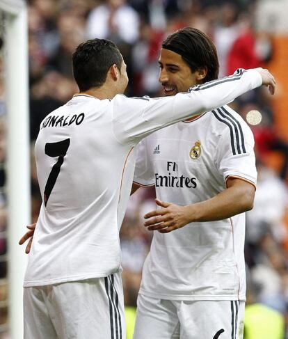 Cristiano Ronaldo celebra con Khedira el gol de este último.