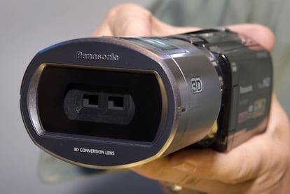 La cámara  Panasonic HDC-TM900 con el conversor de lentes para la filmación opcional en 3D. Un pantalla táctil facilita su manejo.