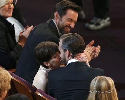 Anne Hathaway besa a su marido tras recibir el Oscar a mejor actriz secundaria por su interpretación de la prostituta Fantine en 'Los miserables'.