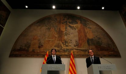 Carles Puigdemont (izquierda) y Artur Mas en el Palau de la Generalitat, el 10 de febrero.