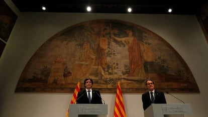 Carles Puigdemont (izquierda) y Artur Mas en el Palau de la Generalitat, el 10 de febrero.