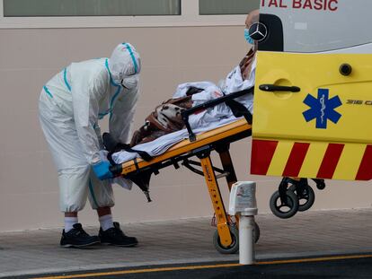 Un sanitario traslada a un enfermo en el Hospital Clínico de Valencia.