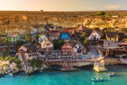 Vista de Popeye Village, en Anchor Bay, al noroeste de la isla mediterránea de Malta.