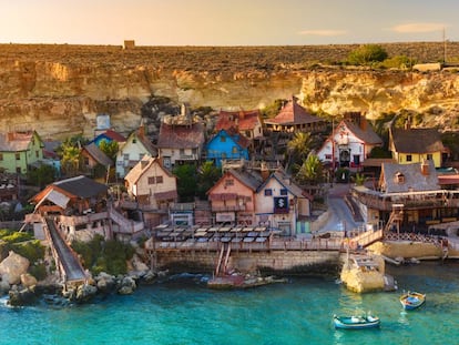 Vista de Popeye Village, en Anchor Bay, al noroeste de la isla mediterránea de Malta.