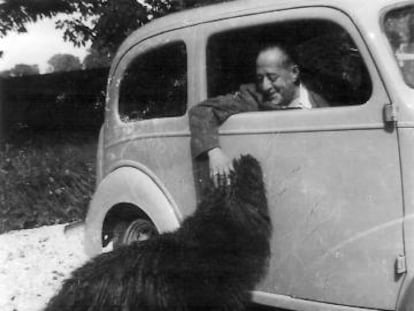 El escritor Arturo Barea acaricia a su perro en una imagen sin datar. 