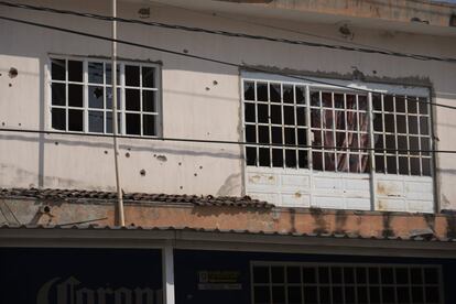 Una fachada llena de disparos de bala en el Aguaje, Aguililla, en Michoacán.