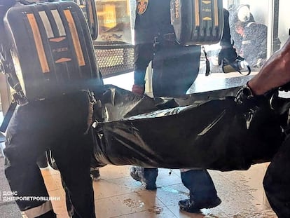 Al menos 14 muertos y decenas de heridos en un ataque ruso en Kryvyi Rih, la ciudad natal de Zelenski
