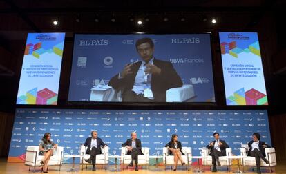 Desde la izquierda, Mariana Verón, periodista de Radio Continental; Sam Tsemberis, profesor de Columbia University; Jesko Hentschel, director del Banco Mundial; Guadalupe Taglaferri, ministra de Desarrolo Humano de Buenos Aires; Elkin Velásquez, director de la oficina Regional de ONU Hábitat; Pablo Aristazabal, consejero delegado y creador del Centro Emprendador GENXXI.