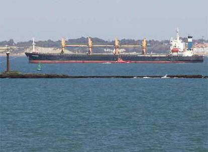 El buque <b><i>Ocean Globe</b></i> encallado ante el Faro de las Puercas (Cádiz).