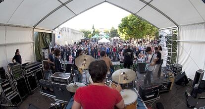 Rhys Chatham en el concierto que dieron en la plaza Alfonso X en 2011.