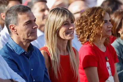 El presidente del Gobierno, Pedro Sánchez, junto a su mujer, Begoña Gómez y la ministra de Hacienda, María Jesús Montero, durante un acto electoral de los socialistas en Benalmádena (Málaga), este miércoles.