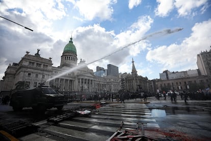 La Gendarmería Nacional disparaba agua desde un camión durante la protesta de este miércoles.