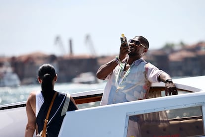 El estadounidense Usher, hoy en Venecia. El cantante fue el encargado de amenizar la velada de la pasada Gala Met. Antes, caminó por la alfombra roja y la escalinata del museo neoyorquino junto a su esposa Jenn Goicoechea.