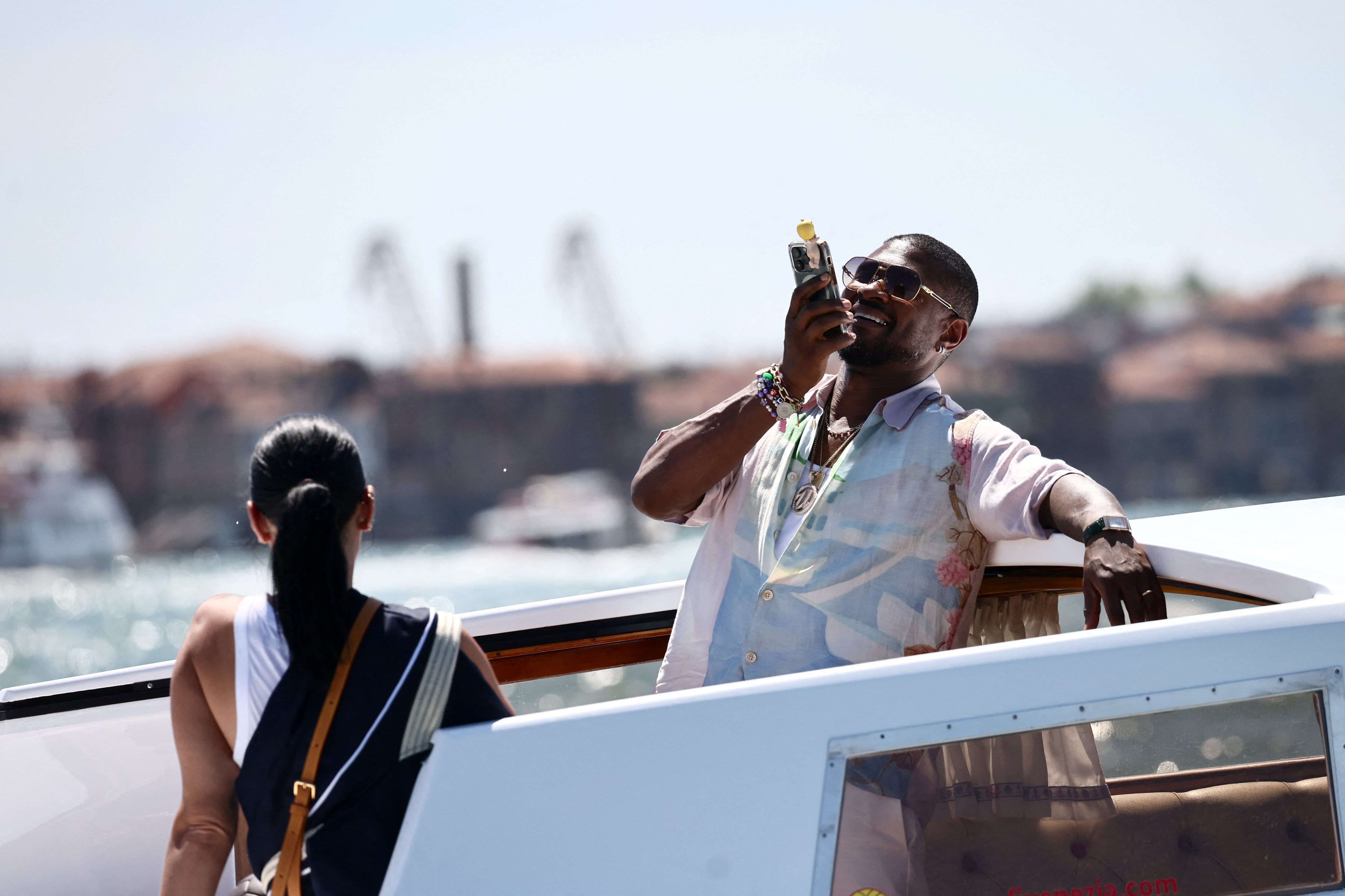 Jeff Bezos y Lauren Sanchez se casan hoy en la isla de San Giorgio y bailarán sobre el agua de Venecia 3 El estadounidense Usher, hoy en Venecia. El cantante fue el encargado de amenizar la velada de la pasada Gala Met. Antes, caminó por la alfombra roja y la escalinata del museo neoyorquino junto a su esposa Jenn Goicoechea.