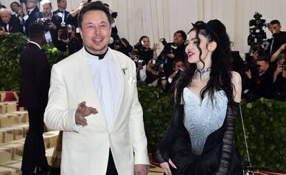 Elon Musk y Grimes a su llegada a la gala MET de este año.