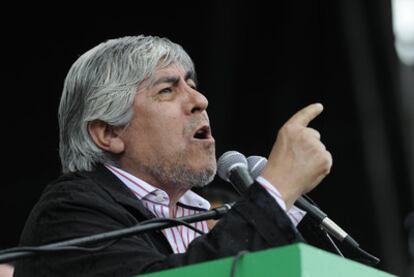 Hugo Moyano, durante su discurso en el estadio del club Huracán.