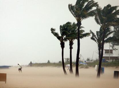 Efectos de la tormenta tropical Fay, a su paso por una playa de Florida.