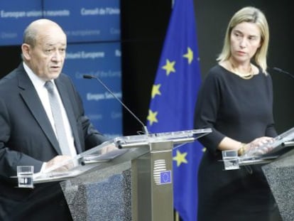 El ministro franc&eacute;s de Defensa, Jean Yves le Drian, y la jefa de la diplomacia de la UE, Federica Mogherini.