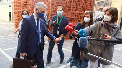 El lehendakari, Íñigo Urkullu, contesta a preguntas de los periodistas a su llegada a la sede del Parlamento Vasco en Vitoria, en una imagen de archivo.