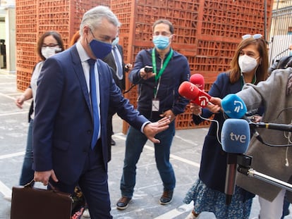 El lehendakari, Íñigo Urkullu, contesta a preguntas de los periodistas a su llegada a la sede del Parlamento Vasco en Vitoria, en una imagen de archivo.