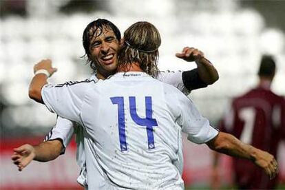 Raúl se abraza a Guti tras marcar el gol madridista.