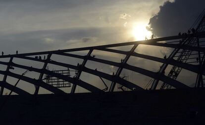 Obreros trabajando en la construcción del estadio "Arena Amazonia", en Manaus (Brasil), una de las sedes del Mundial de Brasil 2014.