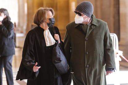 Giorgio Pietrostefani, a la derecha, hablaba con su abogada, Irène Terrel, antes de su audiencia de extradición el 5 de mayo en París.