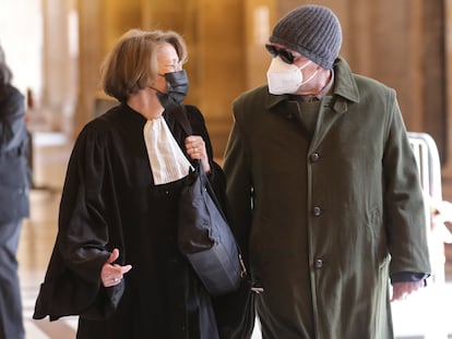 Giorgio Pietrostefani, a la derecha, hablaba con su abogada, Irène Terrel, antes de su audiencia de extradición el 5 de mayo en París.