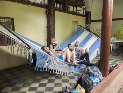 Un grupo de turistas en una de las hamacas más grandes del mundo confeccionadas en el taller del Tío Antonio.